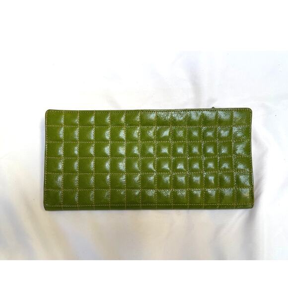 NWT Tusk Quilted Grass Green Leather Clutch Wallet Zippered Pockets - Picture 1 of 5